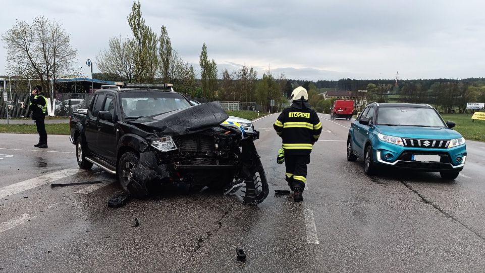 Při srážce tří aut na Českokrumlovsku se zranili čtyři lidé